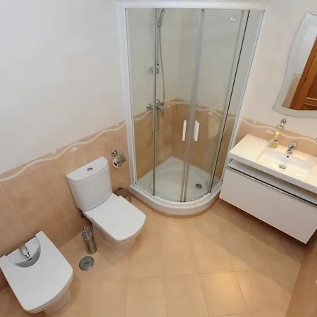 Village, 3br 3ba In Apartment